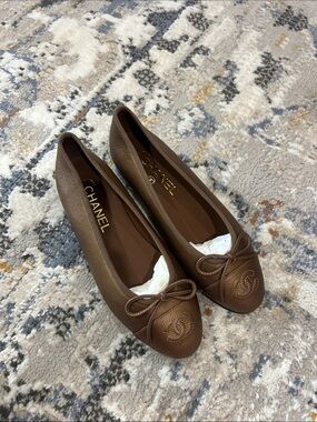 CHANEL Brown Leather Cap-Toe Ballet Flats with CC Bow